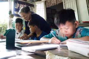 Cô giáo thầm lặng mang con chữ đến với trẻ em có hoàn cảnh khó khăn. Ảnh: Yến Phương.