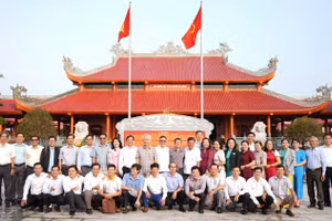 Đoàn của Trường Đại học Kiên Giang chụp ảnh lưu niệm tại Đền tưởng niệm Anh hùng liệt sĩ và người có công Kiên Giang.