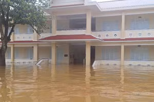 Trường Tiểu học Tùng Châu (Hà Tĩnh) bị nước lũ bao vây.