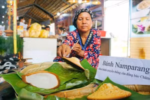 Nghệ nhân biểu diễn món bánh truyền thống của đồng bào Chăm tại tỉnh An Giang. Ảnh: Tạ Quang.