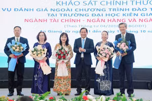 TS Nguyễn Văn Thành tặng hoa chúc mừng Đoàn chuyên gia Đánh giá ngoài và Trung tâm Kiểm định chất lượng giáo dục Sài Gòn.