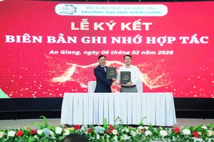 Đại diện Báo GD&TĐ cùng đại diện Ban Giám hiệu Trường ĐH Kiên Giang thực hiện nghi thức ký biên bản ghi nhớ hợp tác.