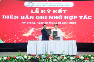 Đại diện Báo GD&TĐ cùng đại diện Ban Giám hiệu Trường ĐH Kiên Giang thực hiện nghi thức ký biên bản ghi nhớ hợp tác.