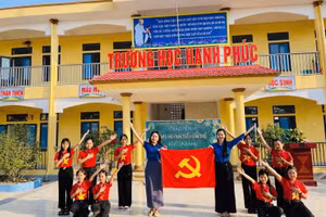 Giáo viên, học sinh Trường Tiểu học Thạch Hưng (phường Thành Sen, Hà Tĩnh).