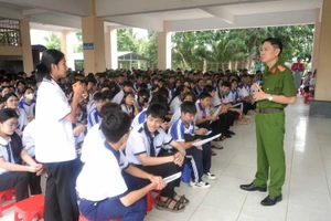 Báo cáo viên giải đáp câu hỏi của học sinh. Ảnh: Công an Cần Thơ.