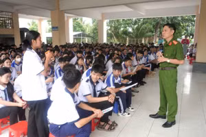 Báo cáo viên giải đáp câu hỏi của học sinh. Ảnh: Công an Cần Thơ.