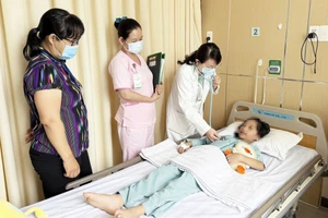 Bác sĩ thăm khám cho bệnh nhi.
