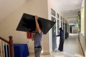 Giáo viên, phụ huynh Trường Tiểu học Cẩm Duệ (Hà Tĩnh) vận chuyển đồ dùng lên cao.