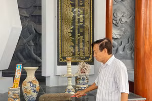 Cựu binh Trần Xuân Điểm ngày ngày tự nguyện chăm sóc khu nghĩa trang liệt sĩ.