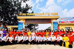 Cán bộ, giáo viên, nhân viên Trường Trung cấp nghề Lý Tự Trọng (xã Can Lộc, Hà Tĩnh).