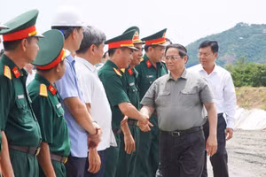 Thủ tướng Phạm Minh Chính kiểm tra Dự án thành phần 1, thuộc Dự án cao tốc Châu Đốc - Cần Thơ - Sóc Trăng.