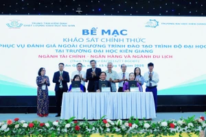 Ký kết Biên bản hoàn thành đợt Khảo sát chính thức tại Trường ĐH Kiên Giang.