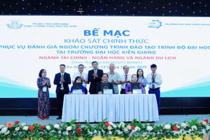 Ký kết Biên bản hoàn thành đợt Khảo sát chính thức tại Trường ĐH Kiên Giang.