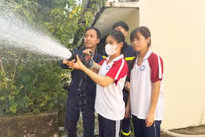 Lực lượng chữa cháy chuyên nghiệp hướng dẫn sinh viên thực hành chữa cháy. 