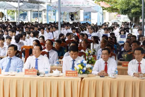 Ông Nguyễn Tiến Hải, Bí thư Tỉnh ủy An Giang (bên trái) và ông Trần Quang Bảo, Giám đốc Sở GD&ĐT tỉnh An Giang (thứ hai từ trái qua), tham dự lễ khai giảng.