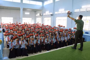 Hàng trăm học sinh tại An Giang tham dự buổi tuyên truyền. Ảnh: Tiến Dũng.