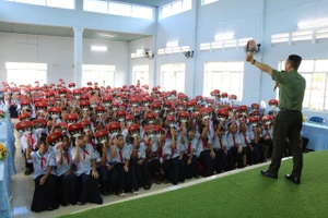 Hàng trăm học sinh tại An Giang tham dự buổi tuyên truyền. Ảnh: Tiến Dũng.