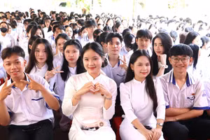 Học sinh tại tỉnh An Giang tươi vui trong ngày khai giảng. Ảnh minh họa.