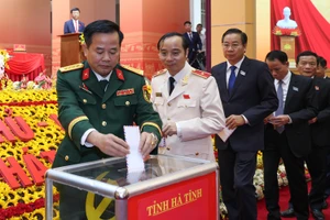 Các đại biểu tham dự Đại hội Đại biểu Đảng bộ Hà Tĩnh khóa XX ủng hộ Nhân dân bị thiệt hại do bão số 10.
