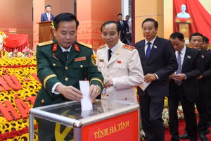 Các đại biểu tham dự Đại hội Đại biểu Đảng bộ Hà Tĩnh khóa XX ủng hộ Nhân dân bị thiệt hại do bão số 10.