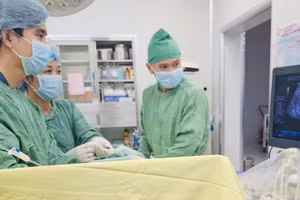 Ê-kíp bác sĩ thực hiện kỹ thuật truyền ối cho thai phụ.