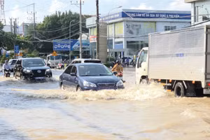 Nhiều tuyến đường ở Cần Thơ mênh mông nước mùa triều cường.