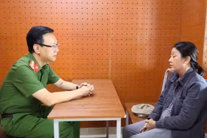 Đại tá Bùi Đức An, Phó Giám đốc Công an TP Cần Thơ, Thủ trưởng Cơ quan Cảnh sát điều tra, trực tiếp lấy lời khai đối với một số đối tượng có liên quan. Ảnh: Công an Cần Thơ.