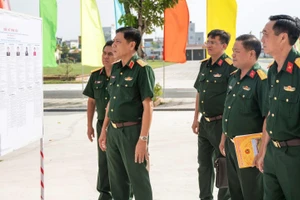 Thiếu tướng Huỳnh Văn Ngon, Phó Chính ủy Quân khu 9, kiểm tra công tác chuẩn bị bầu cử tại Bộ Chỉ huy Quân sự tỉnh An Giang.