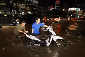 Triều cường dâng cao vào tối 22/10 tại Cần Thơ.