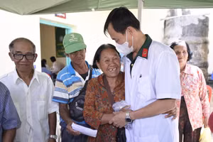 Người dân Campuchia vui mừng, xúc động khi được đoàn y, bác sĩ Việt Nam đến khám bệnh và cấp thuốc miễn phí.