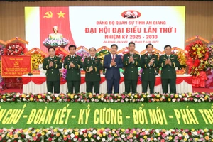 Ông Nguyễn Tiến Hải (giữa) giữ chức Bí thư Đảng ủy Quân sự tỉnh An Giang, nhiệm kỳ 2025 - 2030.