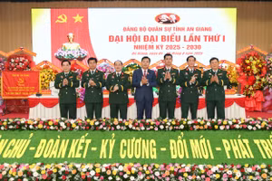 Ông Nguyễn Tiến Hải (giữa) giữ chức Bí thư Đảng ủy Quân sự tỉnh An Giang, nhiệm kỳ 2025 - 2030.