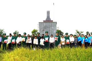 Ban Tổ chức trao tặng quà cho các em học sinh tại huyện Kampong Trach, tỉnh Kampot (Vương quốc Campuchia).