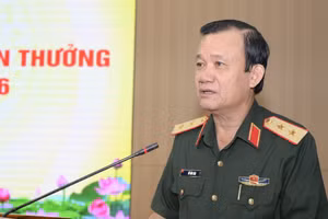 Trung tướng Hồ Văn Thái, Chính ủy Quân khu 9, phát biểu chỉ đạo tại hội nghị.