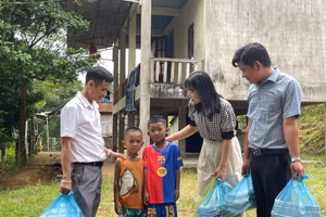 Thầy cô Trường Tiểu học Hương Liên (xã Phúc Trạch, Hà Tĩnh) đến nhà động viên học sinh người Chứt.