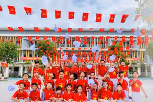 Học sinh Trường Tiểu học Thạch Quý (phường Thành Sen, Hà Tĩnh) háo hức đón chờ ngày khai giảng.