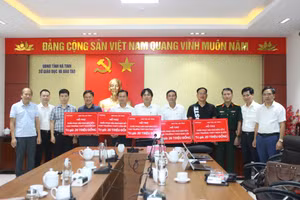 Sở GD&ĐT Hà Tĩnh tiếp nhận 100 triệu đồng hỗ trợ 5 trường thiệt hại nặng do bão số 5.