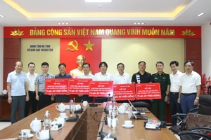 Sở GD&ĐT Hà Tĩnh tiếp nhận 100 triệu đồng hỗ trợ 5 trường thiệt hại nặng do bão số 5.