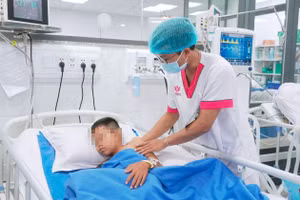 Bác sĩ thăm, khám cho bệnh nhi bị xuất huyết nội sọ kèm động kinh. Ảnh: BVCC.