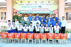 Các đại biểu và học sinh chụp ảnh lưu niệm. Ảnh: Công an Cần Thơ.