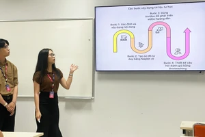 Các giáo viên FPT đã sử dụng tài liệu học tập tích hợp AI hỗ trợ ôn thi tốt nghiệp THPT cho học sinh. Ảnh: Yến Phương.