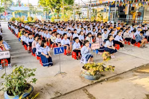 Học sinh chăm chú lắng nghe tuyên truyền, phổ biến pháp luật về an toàn giao thông.