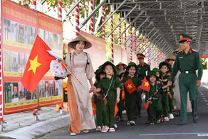 Các em thiếu nhi được giao lưu, trải nghiệm tại Bộ Chỉ huy Quân sự tỉnh An Giang.