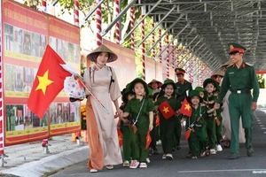 Các em thiếu nhi được giao lưu, trải nghiệm tại Bộ Chỉ huy Quân sự tỉnh An Giang.