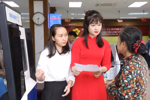 Người dân đến làm thủ tục tại Trung tâm phục vụ hành chính công phường Thành Vinh, Nghệ An.