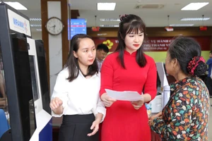 Người dân đến làm thủ tục tại Trung tâm phục vụ hành chính công phường Thành Vinh, Nghệ An.