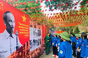 Các bạn trẻ đang chăm chú lắng nghe hướng dẫn viên thuyết trình về Khu di tích Ngã ba Đồng Lộc.