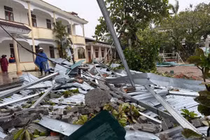 Nhiều hạng mục tại Trường Tiểu học Sơn Long (Hà Tĩnh) hư hỏng nặng sau bão. (Ảnh: Tiến Hiệp)