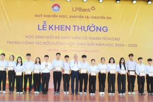 Hà Tĩnh trao thưởng cho hơn 200 giáo viên và học sinh đạt thành tích cao.
