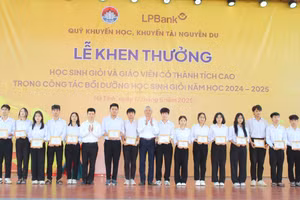 Hà Tĩnh trao thưởng cho hơn 200 giáo viên và học sinh đạt thành tích cao.